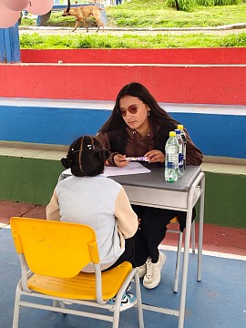 Niños, niñas y adolescentes  Con especial énfasis en protección, prevención de violencias, convivencia, educación emocional y fortalecimiento familiar.